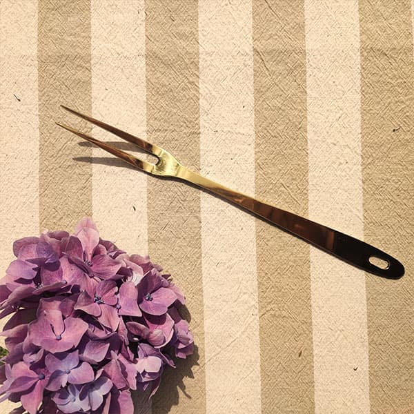 Fourchette à viande dorée